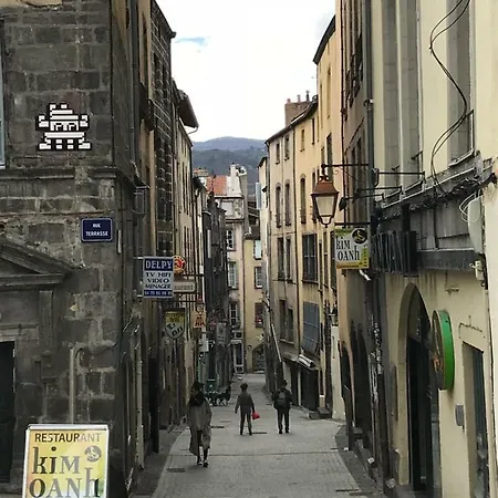 Nid Douillet Sur Plateau Clermont-Ferrand